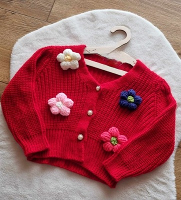 Czerwony sweter z kwiatkami 122/128