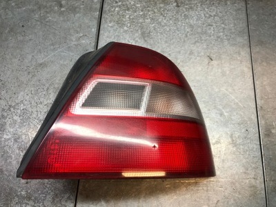 Honda civic vi hb лампа права задня фото №1