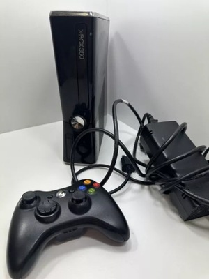 KONSOLA XBOX 360 250GB PAD