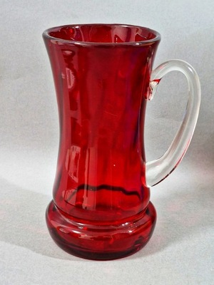 Rubinowy szklany wazon