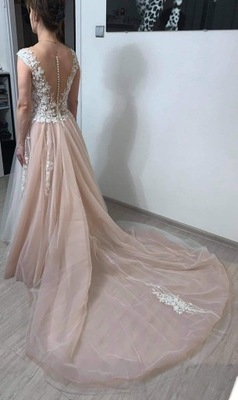 Włoska różowa tiulowa suknia ślubna z trenem