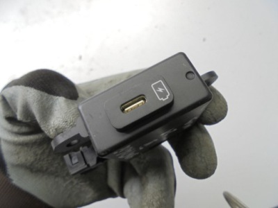 Роз'єм port usb сидіння перед kia sportage v 2021- фото №1