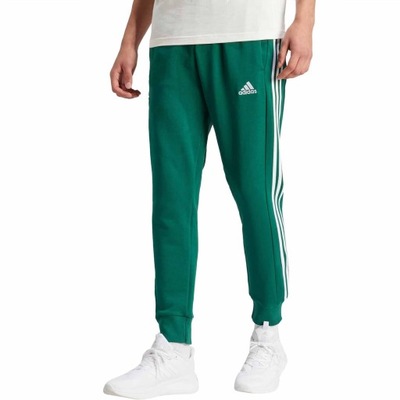 ADIDAS ESSENTIALS 3-STRIPES IS1392 SPODNIE MĘSKIE DRESOWE BAWEŁNA ZIELONE