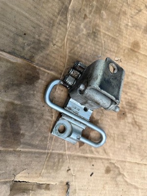 Audi a4 b7 петля дверь 8e0831412 фото №1