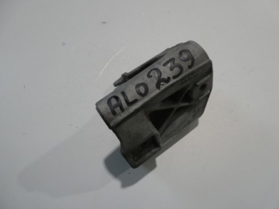 Renault кронштейн двигателя 8200477151 фото №1