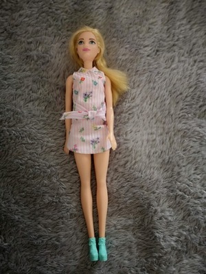 Lalka Barbie w sukience