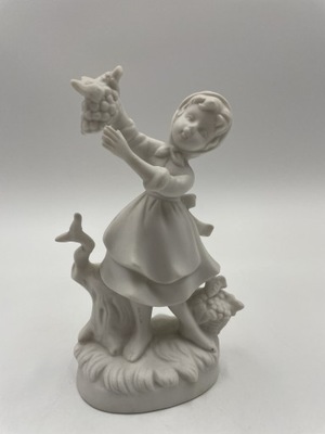 Porcelanowa figurka dziewczyna z koszem 15.5cm