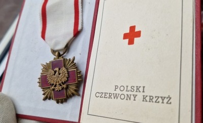 Odznaka honorowa PCK z nadaniem legitymacja