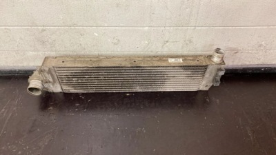 Renault оригінальний номер 8200325003 радіатор повітря фото №1