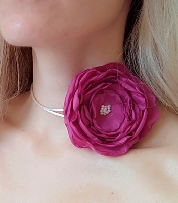 Naszyjnik z fuksjowym kwiatkiem, wiązany na szyi, różowy, lekki, na wesele
