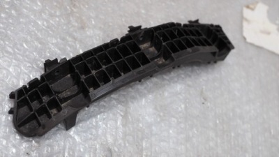 Hyundai i10 напрямна кронштейн бампера правий задня фото №1