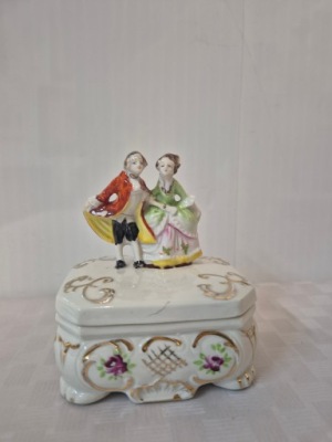 Porcelanowa szkatułka z parą