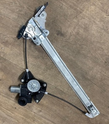 Toyota yaris iv подъемник окон правый перед фото №1