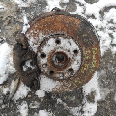 Поворотний кулак супорт ліва лівий перед vw touran 1.9 tdi bls фото №1