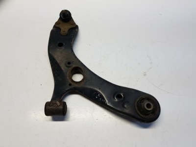 Prius iii 3 plus + важіль правий перед передній oryg фото №1