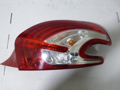 Лампа правий права задня peugeot 208 led фото №1