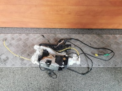 Замок двері mercedes w220 оригінальний номер 2207206735 фото №1