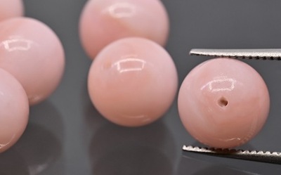 Opal różowy kulka nawiercona fi 8 mm