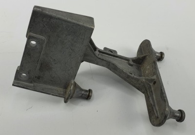 Тримач  кронштейн насоса abs mercedes w203 фото №1