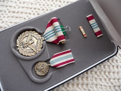 MEDAL ARMY DEFENSE MERITORIOUS SERVICE BARETKA MINIATURKA PUDEŁKO US ARMY