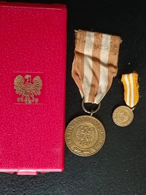 Pudełko + medal+ miniaturka Medalu Zwycięstwa i Wolności 1945