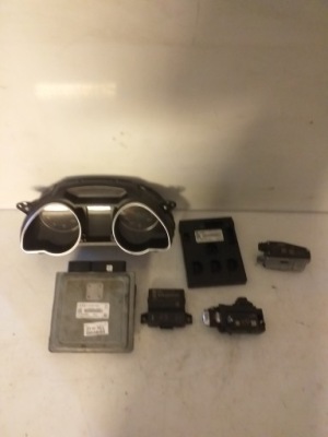 Блок керування двигуна audi оригінальний номер 8t0907559g фото №1