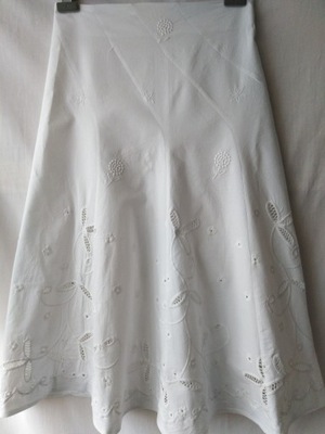 Spódnica biała z haftem rozkloszowana na dole -38