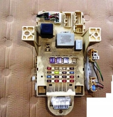 Корпус предохранителей toyota yaris 1.0b 1999-2005r фото №1