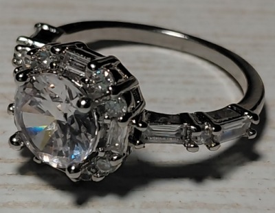 UROCZY PIERŚCIONEK BRYLANTOWA CYRKONIA