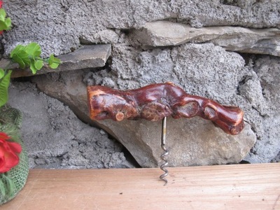 Stary drewniany korkociąg do otwierania wina