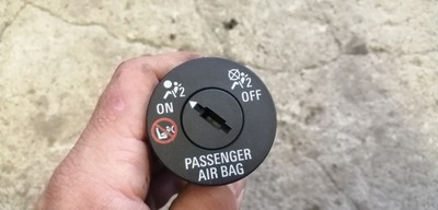 Opel adam перемикач подушок 13577258 фото №1