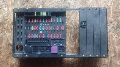 Mercedes actros mp1 коробка панель приладів запобіжників 0015430615 фото №1