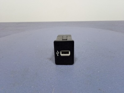 Ford puma mk2 роз'єм вхід usb hs7t-14f014-ae фото №1