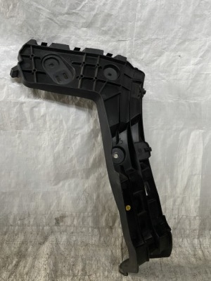 Audi q2 напрямна бампера правий задня 81a807254 фото №1