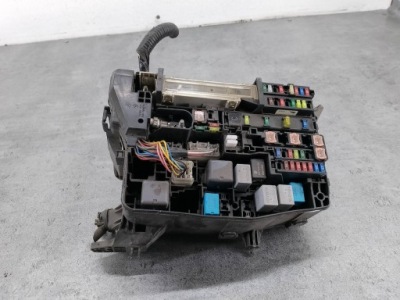 Коробка предохранителей наружная toyota avensis 3 t27 82111-05j62 фото №1