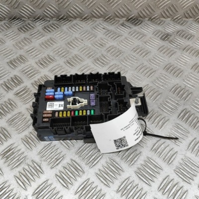 Tesla model x 2018 рамка / модуль запобіжників фото №1