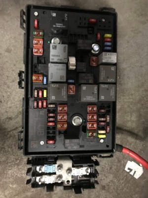 Коробка запобіжників opel 13368644 ub фото №1