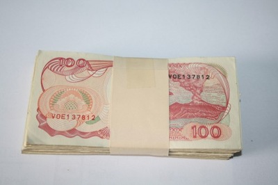 PACZKA BANKNOTÓW INDONEZJA -- 100 rupiah -- 1992 rok -- 100 sztuk