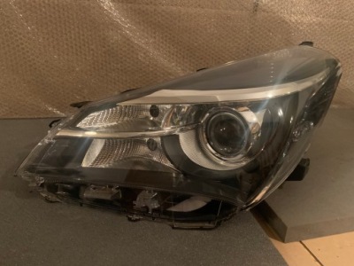 Toyota yaris iii lift 15-17 левая лампа передняя фото №1