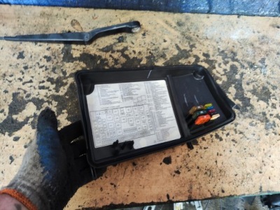 Mercedes ml w163 защита крышка коробка предохранителей фото №1