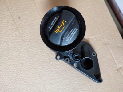 Заливная горловина масла крышка vw crafter 076115308a фото №1