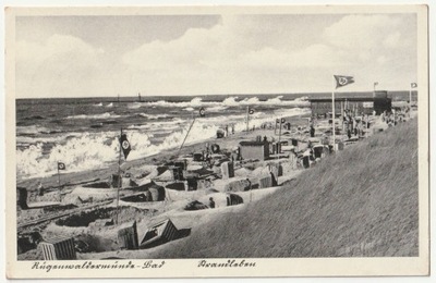 DARŁÓWKO. plaża z leżakami