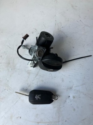 Замок зажигания ключ вкладка peugeot 208 96762547 фото №1