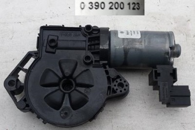 Моторчик люк mercedes 0390200123 фото №1