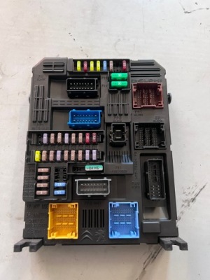 Модуль коробка запобіжників bsi peugeot citroen 9830790580 фото №1