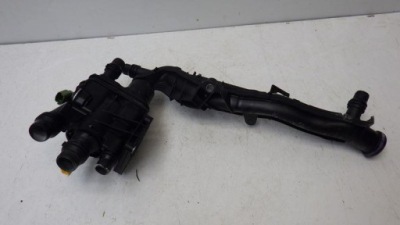 Корпус термостата труба трубка citroen c3 iii 1.2 thp 9807502380 фото №1