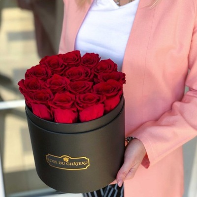 Czerwone wieczne róże czarny box Rose du Chateau