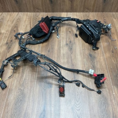 Коробка запобіжників джгут range rover velar l560 рестайлінг  21- m8a2-14290-mc фото №1