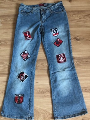 Niebieskie spodnie jeans z naszywkami r 146 / 152