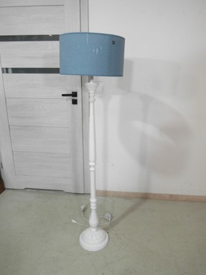 lampa stojąca z niebieskim abażurem
